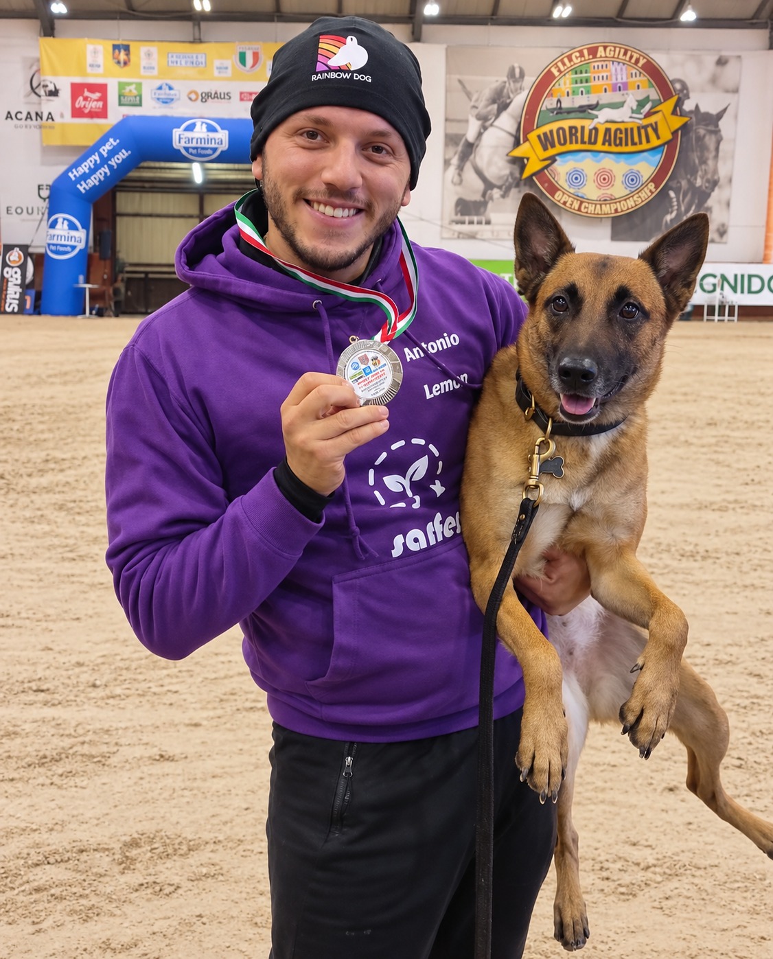 Antonio Garofalo in azione con un pastore belga Malinois, indossa il gilet viola Rainbowdog