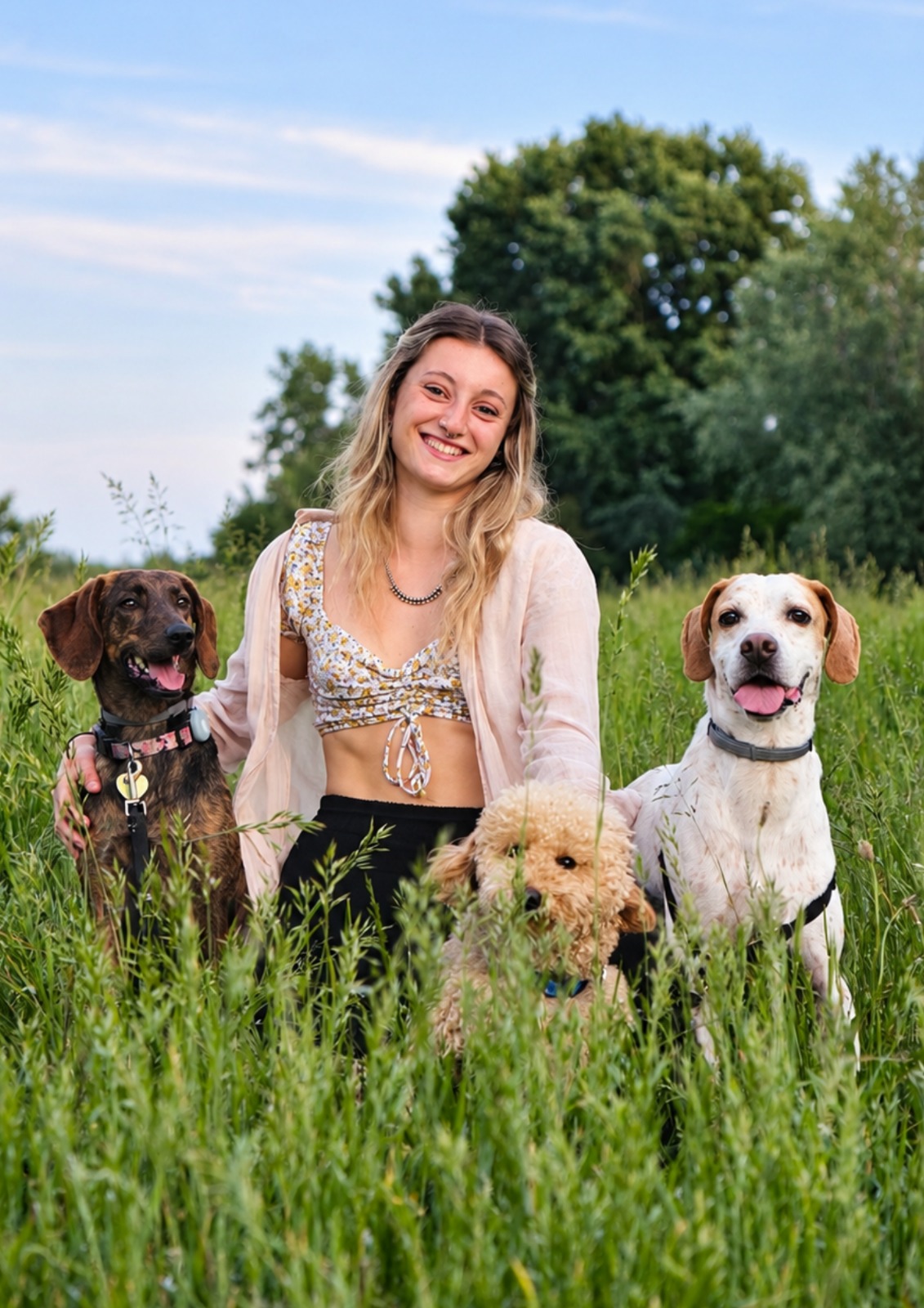 Sofia Consiglio in un prato con tre cani