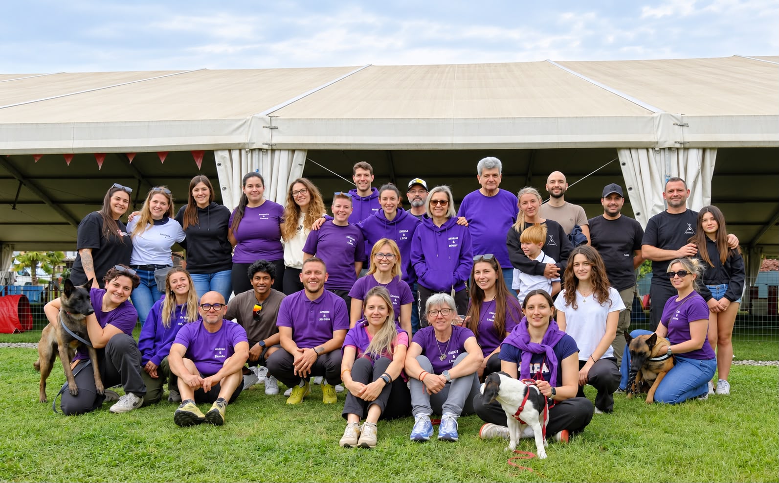 Team e soci Rainbowdog in posa di gruppo durante un evento